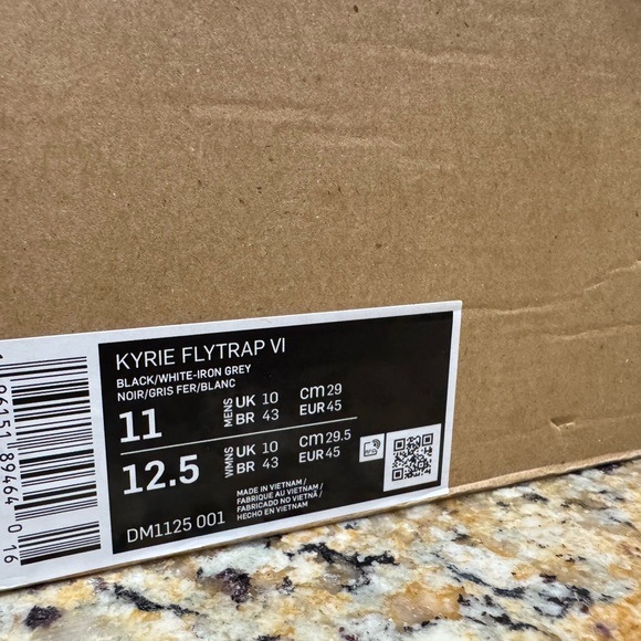 New NIB Nike Kyrie Flytrap 6 EP  DM1125 001 Sneakers Sz 11 main image 9